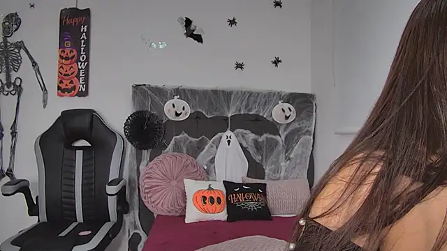 Snapshot of AmandaBrooks_18 chatting on 10.15.25 AmandaBrooks 18 online show from 10.15.25