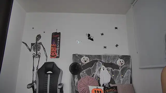 Snapshot of AmandaBrooks_18 chatting on 10.16.25 AmandaBrooks 18 online show from 10.16.25