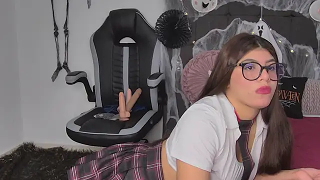 Snapshot of AmandaBrooks_18 chatting on 10.17.25 AmandaBrooks 18 online show from 10.17.25