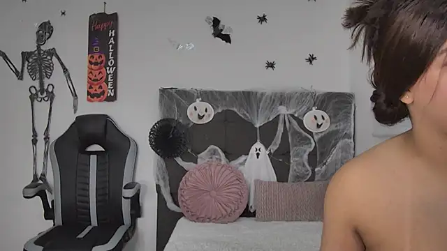 Snapshot of AmandaBrooks_18 chatting on 10.22.25 AmandaBrooks 18 online show from 10.22.25