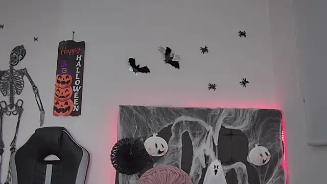 Snapshot of AmandaBrooks_18 chatting on 10.31.25 AmandaBrooks 18 online show from 10.31.25