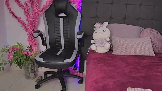 Snapshot of AmandaBrooks_18 chatting on 11.25.25 AmandaBrooks 18 online show from 11.25.25