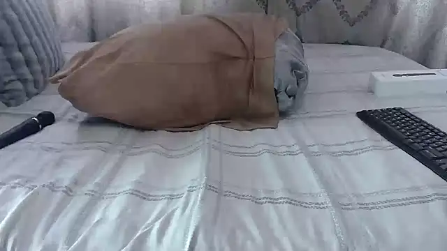 Snapshot of BUBBLYBUNNYxx chatting on 10.27.25 BUBBLYBUNNYxx online show from 10.27.25