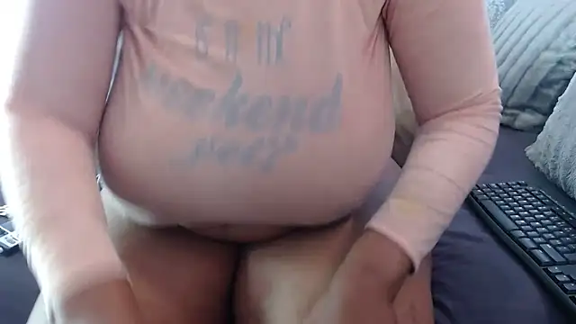 Snapshot of BUBBLYBUNNYxx chatting on 12.05.25 BUBBLYBUNNYxx online show from 12.05.25