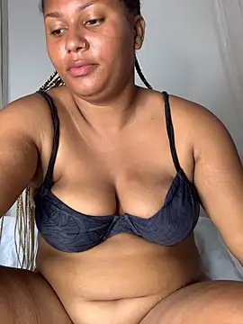 Snapshot of madell chatting on 03.26.26 madell online show from 03.26.26