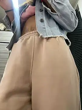 Snapshot of zoe_storm chatting on 02.07.25 zoe storm online show from 02.07.25