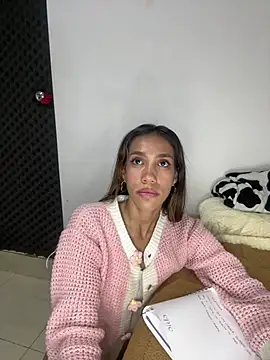 Snapshot of zoe_storm chatting on 03.08.25 zoe storm online show from 03.08.25