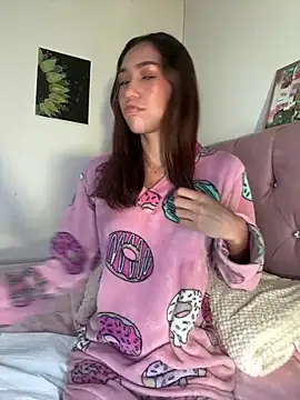 Snapshot of zoe_storm chatting on 03.18.25 zoe storm online show from 03.18.25