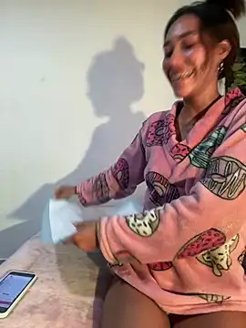 Snapshot of zoe_storm chatting on 03.18.25 zoe storm online show from 03.18.25