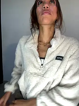 Snapshot of zoe_storm chatting on 09.25.25 zoe storm online show from 09.25.25