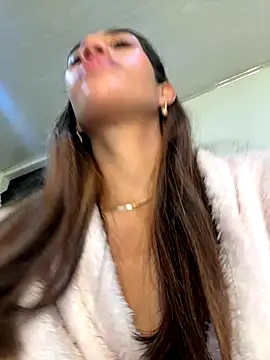 Snapshot of zoe_storm chatting on 09.28.25 zoe storm online show from 09.28.25