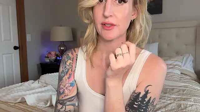 Snapshot of Officiallyonlytams chatting on 11.24.25 Officiallyonlytams online show from 11.24.25