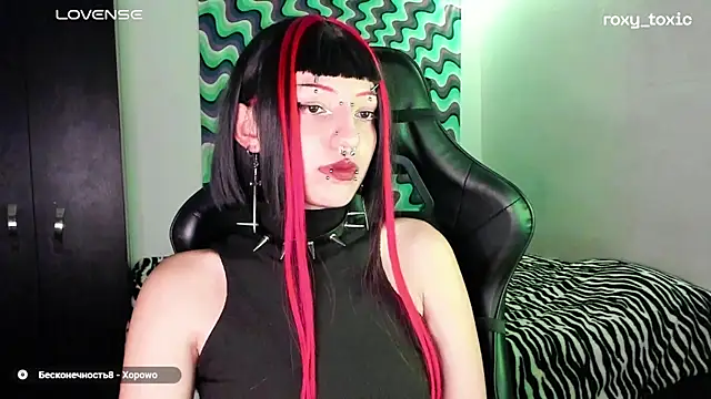 Snapshot of roxy_toxic chatting on 03.06.25 roxy toxic online show from 03.06.25