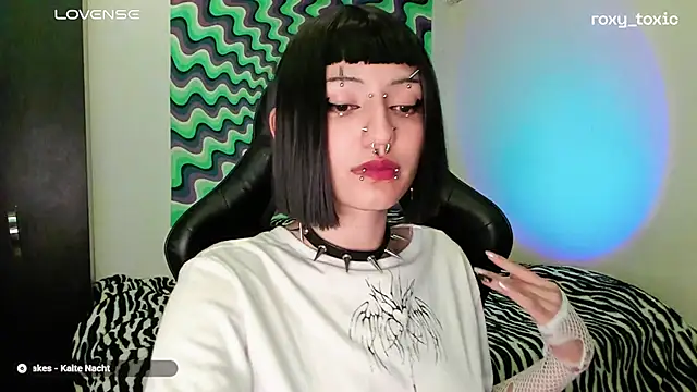 Snapshot of roxy_toxic chatting on 03.19.25 roxy toxic online show from 03.19.25