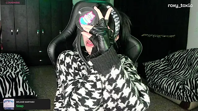Snapshot of roxy_toxic chatting on 09.20.25 roxy toxic online show from 09.20.25