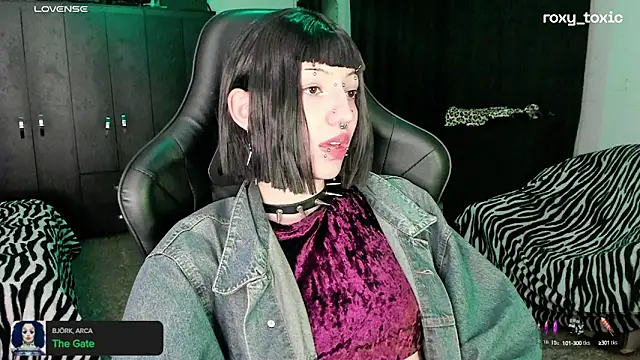 Snapshot of roxy_toxic chatting on 10.09.25 roxy toxic online show from 10.09.25