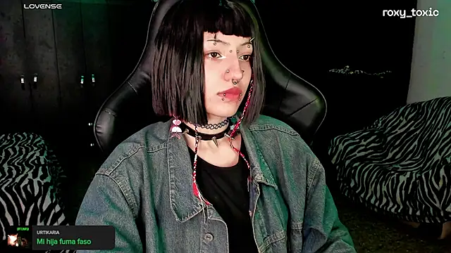Snapshot of roxy_toxic chatting on 10.17.25 roxy toxic online show from 10.17.25