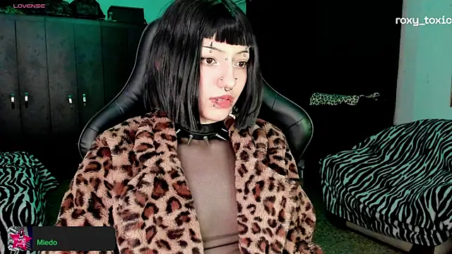 Snapshot of roxy_toxic chatting on 10.21.25 roxy toxic online show from 10.21.25