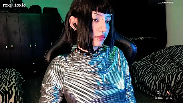 Snapshot of roxy_toxic chatting on 11.11.25 roxy toxic online show from 11.11.25