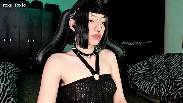 Snapshot of roxy_toxic chatting on 11.18.25 roxy toxic online show from 11.18.25
