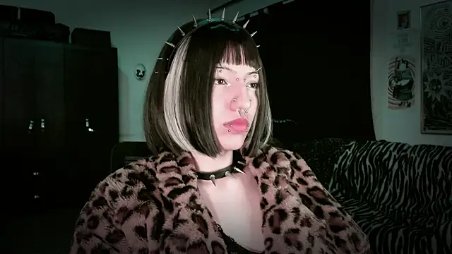 Snapshot of roxy_toxic chatting on 05.14.26 roxy toxic online show from 05.14.26