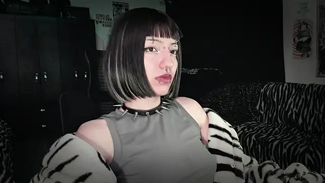 Snapshot of roxy_toxic chatting on 05.28.26 roxy toxic online show from 05.28.26