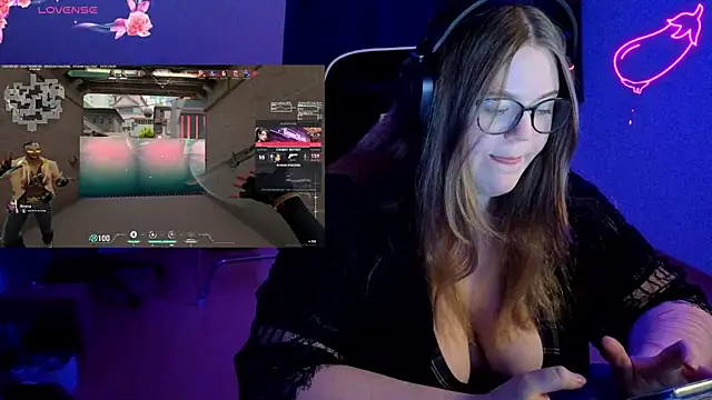 Snapshot of EveBaker04 chatting on 12.18.25 EveBaker04 online show from 12.18.25