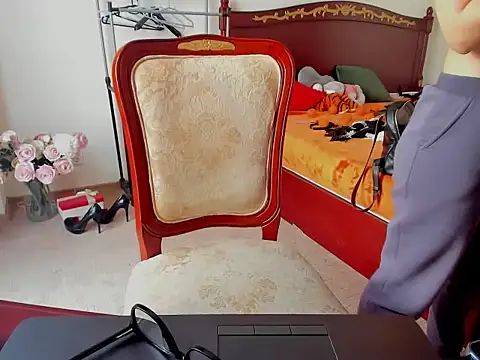 Tianiaa online show from 11.13.25