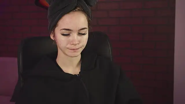 DakotaaJohnnson online show from 02.05.25