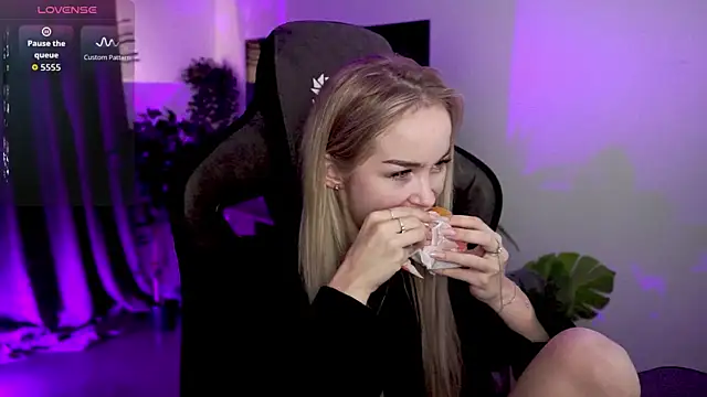 DakotaaJohnnson online show from 09.18.25