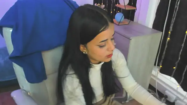 Nicole Foxx  online show from 03.16.25