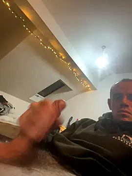 Snapshot of wyattstone chatting on 10.28.25 wyattstone online show from 10.28.25