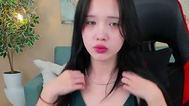 Snapshot of AnneCurtis chatting on 01.28.25 AnneCurtis online show from 01.28.25