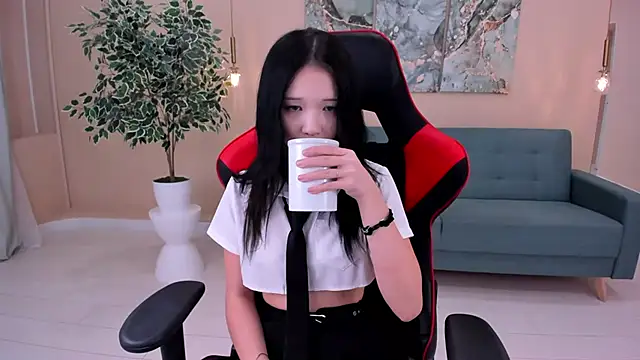 Snapshot of AnneCurtis chatting on 02.25.25 AnneCurtis online show from 02.25.25