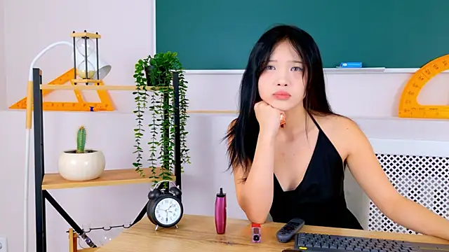 Snapshot of AnneCurtis chatting on 10.22.25 AnneCurtis online show from 10.22.25