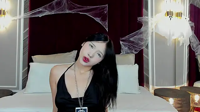 Snapshot of AnneCurtis chatting on 10.27.25 AnneCurtis online show from 10.27.25