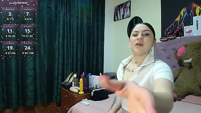 Emmie Hot online show from 11.20.25