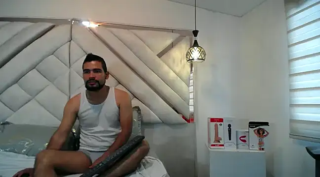 Snapshot of luxurycoupl chatting on 01.25.25 luxurycoupl online show from 01.25.25