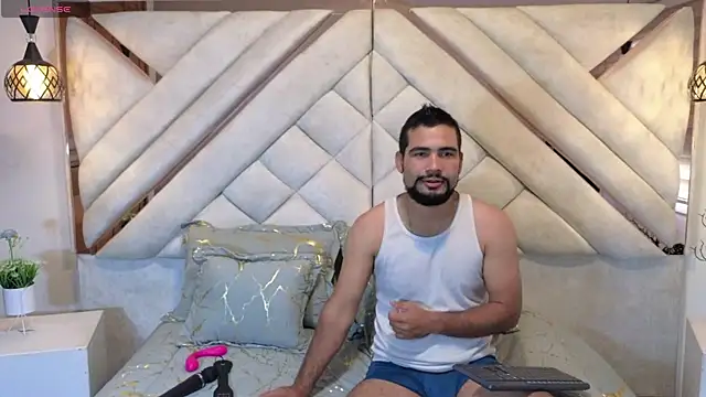 Snapshot of luxurycoupl chatting on 01.29.25 luxurycoupl online show from 01.29.25