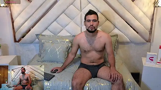 Snapshot of luxurycoupl chatting on 02.01.25 luxurycoupl online show from 02.01.25