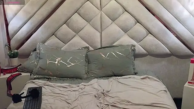 Snapshot of luxurycoupl chatting on 02.02.25 luxurycoupl online show from 02.02.25