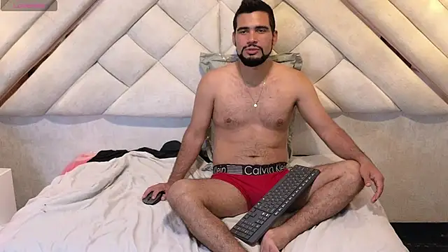 Snapshot of luxurycoupl chatting on 02.04.25 luxurycoupl online show from 02.04.25