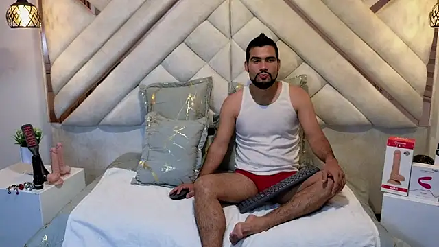 Snapshot of luxurycoupl chatting on 02.07.25 luxurycoupl online show from 02.07.25