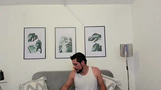 Snapshot of luxurycoupl chatting on 02.08.25 luxurycoupl online show from 02.08.25