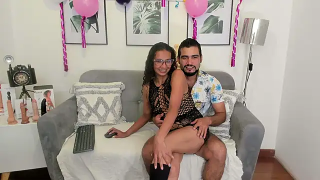 Snapshot of luxurycoupl chatting on 02.11.25 luxurycoupl online show from 02.11.25