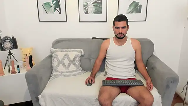 Snapshot of luxurycoupl chatting on 03.08.25 luxurycoupl online show from 03.08.25