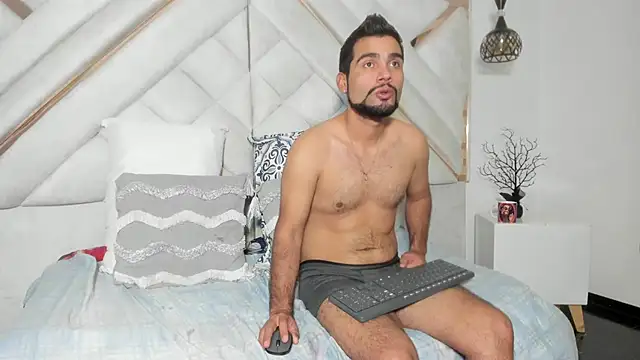 Snapshot of luxurycoupl chatting on 03.20.25 luxurycoupl online show from 03.20.25