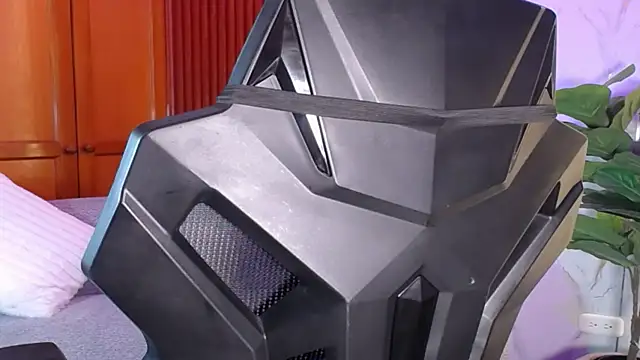 Snapshot of luxurycoupl chatting on 10.08.25 luxurycoupl online show from 10.08.25