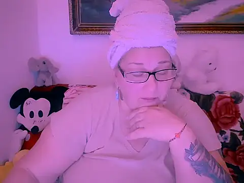 Snapshot of mayamayx chatting on 11.10.25 mayamayx online show from 11.10.25