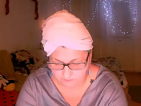 Snapshot of mayamayx chatting on 12.14.25 mayamayx online show from 12.14.25